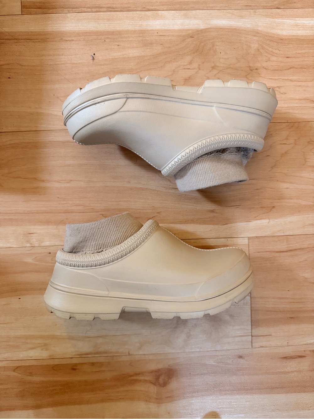 UGG Tasman X clogs in Neutral Tan - Picture 5 of 10